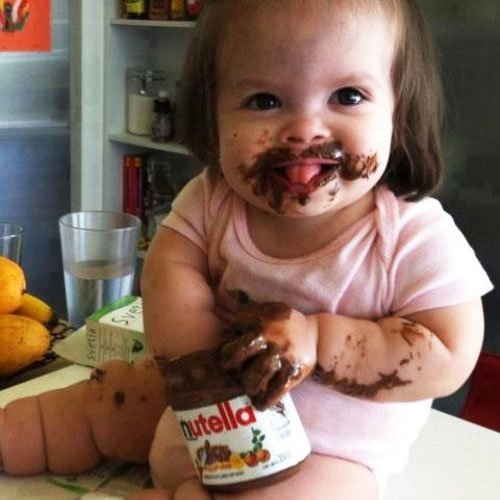 Enfant main dans le pot de Nutella