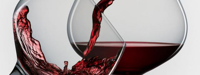 Photo de vin versé dans deux verres